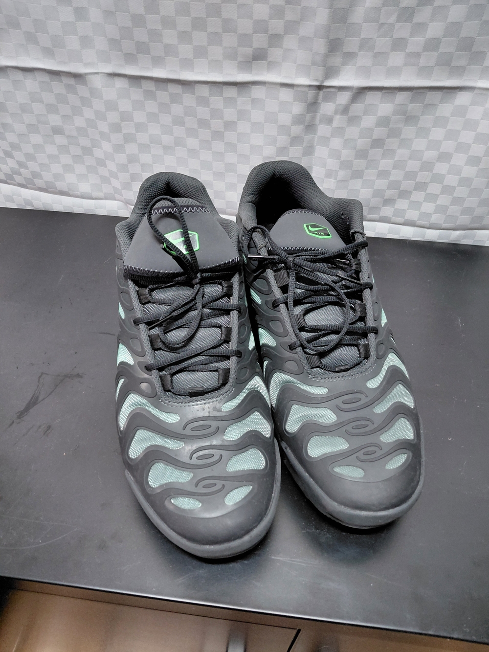 Nike Men's Black and Mint Green Athletic Sneakers